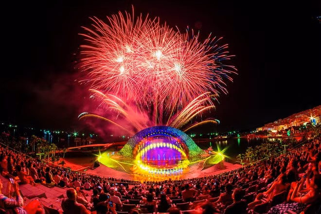 Thousands of visitors attended the Guinness record-breaking show “Kiss of the Sea” at Sunset Town.