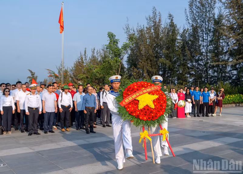 The delegation solemnly lays a wreath bearing the words “Forever Grateful to the Heroic Martyrs” at the foot of the monument “Those Who Remained Beyond the Horizon.”