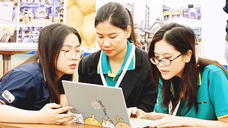 Many people still regard the free use of products ranging from films and music to computer software as normal. (Photo: NAM ANH)