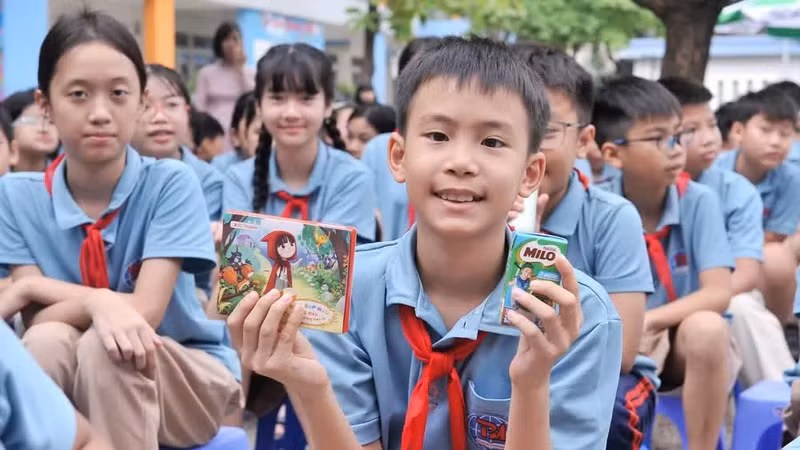 Pupils of Phuong Mai Primary School show their excitement about the “Green Lifestyle – Dynamic Ambassadors for Environmental Protection” contest.
