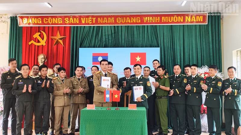 Pu Hao Border Guard Control Station under Muong Lan Border Guard Post, Son La Provincial Border Guard Command, Viet Nam, signs a twinning agreement with Ka Lang Police Control Station of Laos. (Photo: QUANG HUNG)