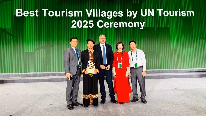 Representatives from the Department of Culture, Sports and Tourism of Tuyen Quang Province and residents of Lo Lo Chai Village, Lung Cu Commune, proudly received the title of Best Tourism Village in the World 2025.