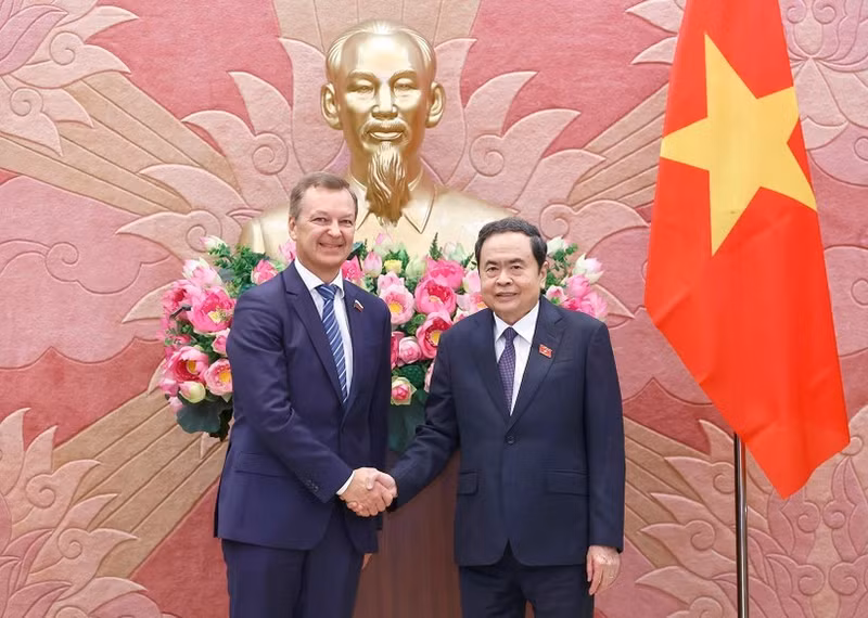 National Assembly Chairman Tran Thanh Man (R) and Andrey Vladimirovich Yatskin, First Deputy Speaker of the Federation Council of the Russian Federal Assembly, in Ha Noi on December 2. (Photo: VNA)