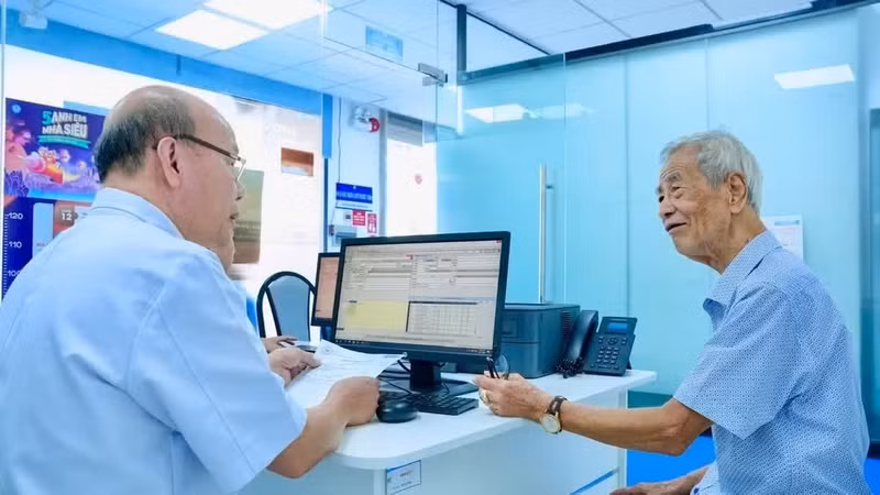 Older people receive medical examinations at Thong Nhat Hospital. (Photo: KHANG ANH)