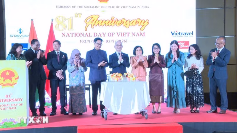 Diplomats and officials pose for a photo at the ceremony held by the Vietnamese Embassy in India on October 21, 2026. (Photo: VNA)