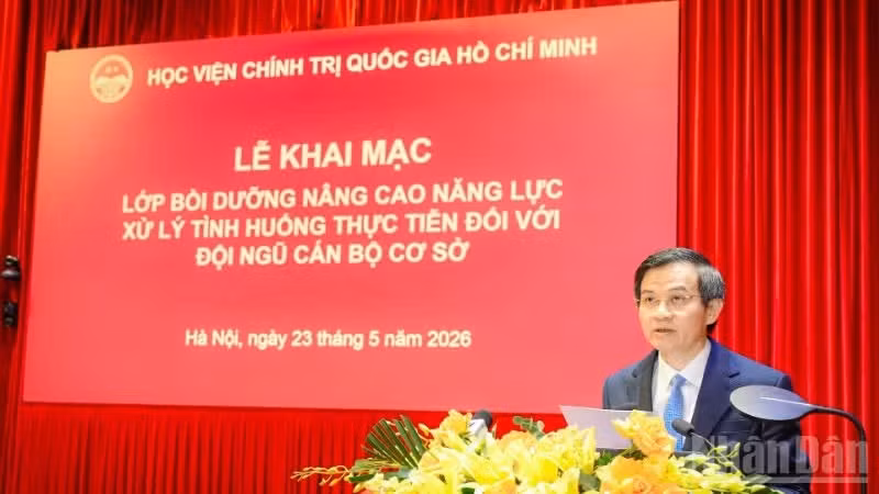 Politburo member and Director of the Ho Chi Minh National Academy of Politics Doan Minh Huan delivers the opening remarks at the training course. (Photo: BAO LONG)