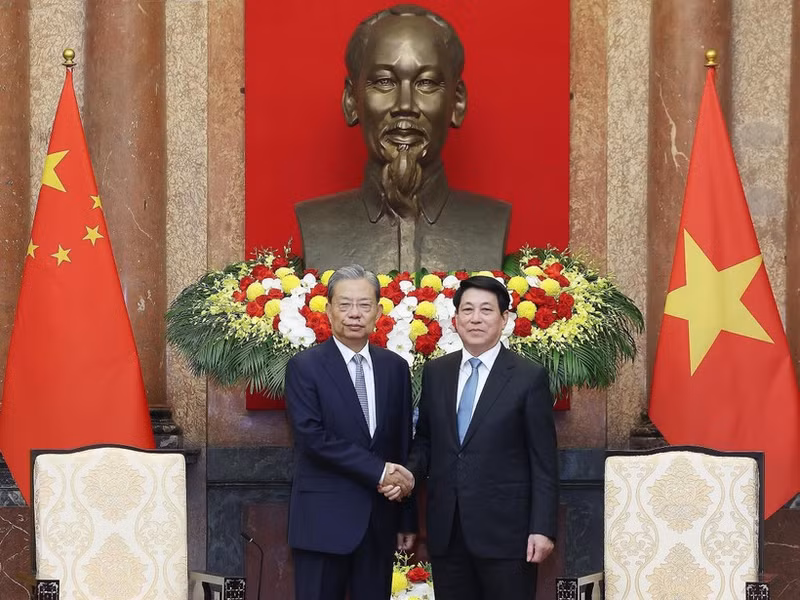 State President Luong Cuong (R) and Zhao Leji, member of the Standing Committee of the Political Bureau of the Communist Party of China (CPC) Central Committee and Chairman of the Standing Committee of the National People’s Congress (NPC) of China, in Ha Noi on September 1 (Photo: VNA)