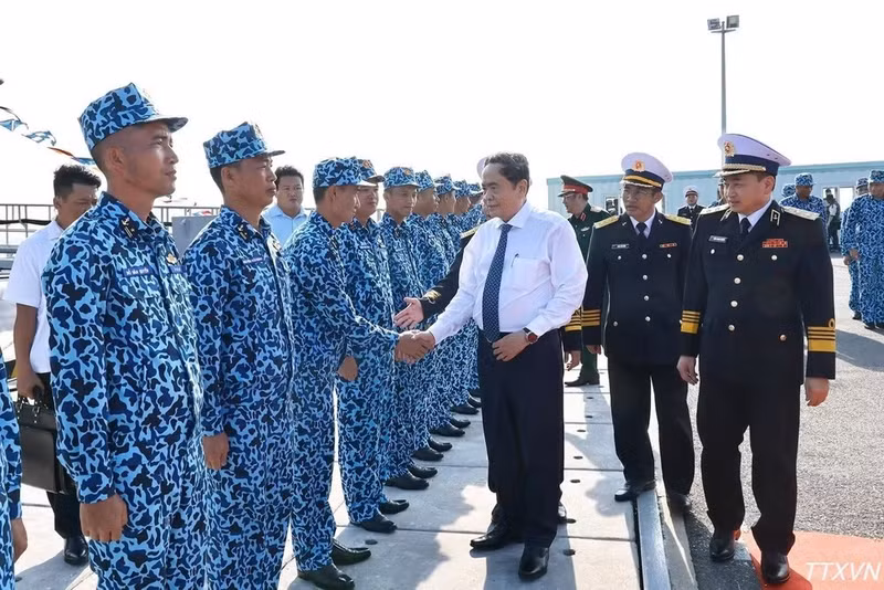 NA President Tran Thanh Man and soldiers of the Submarine Brigade 189. (Photo: VNA)