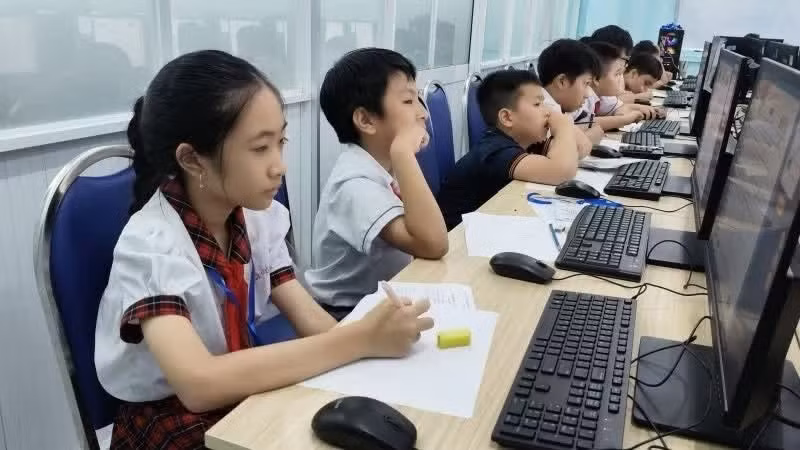 Contestants take part in the final round of the 35th Ho Chi Minh City Young Informatics Contest.