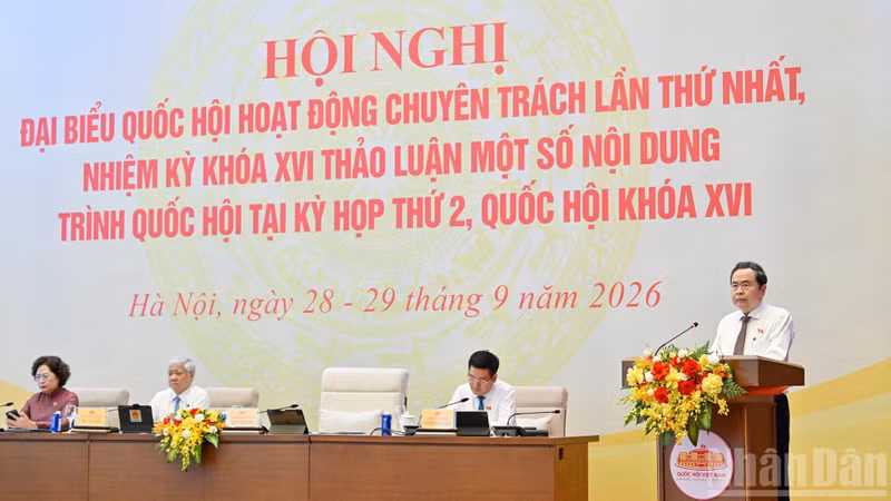 National Assembly (NA) President Tran Thanh Man addresses at the first conference of full-time deputies of the 16th-tenure NA, (Photo: nhandan.vn)