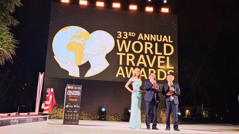 Representatives of Phong Nha-Ke Bang National Park receive two World Travel Awards 2026 in the Maldives on the evening of September 27. (Photo: HN)
