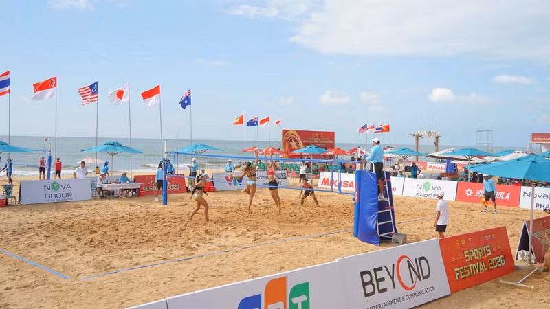 International Women’s Beach Volleyball Tournament brings together 16 teams from seven countries - Viet Nam, Thailand, Singapore, Indonesia, Malaysia, Australia and Japan (Photo: nhandan.vn)