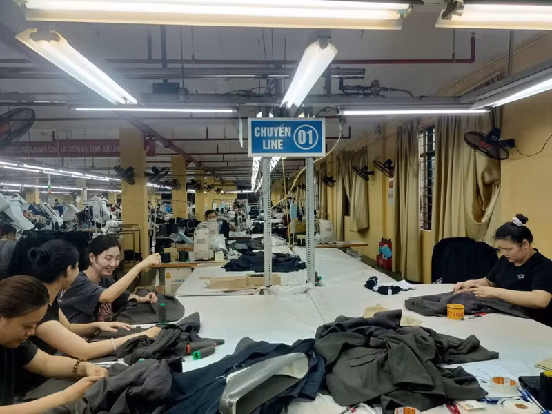 Production of garment products for export at Ha Noi University of Industry and Trade.