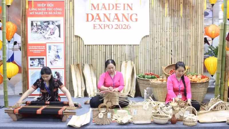 Cau Xanh Dat Quang Cooperative (Da Nang City) showcases products made from areca palm sheaths at a trade exhibition and promotion event. (Photo: THANH TAM)