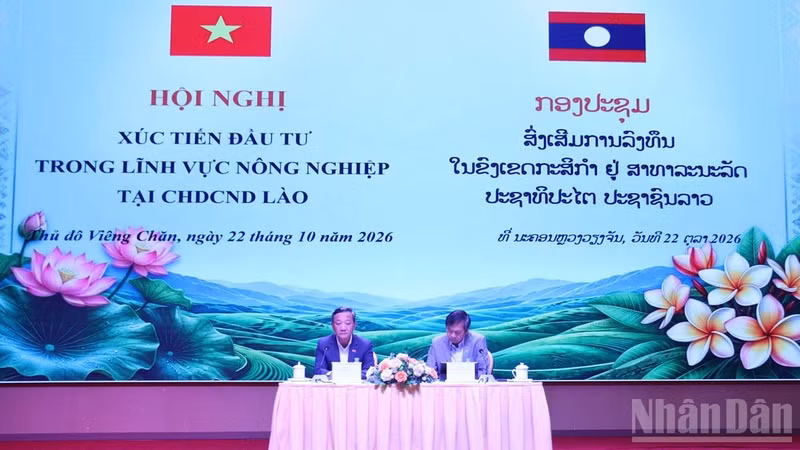 Vietnamese Ambassador to Laos Nguyen Minh Tam (L) and Lao Deputy Minister of Agriculture and Environment Xaynakhon Inthavong co-chair the conference. (Photo: nhandan.vn)