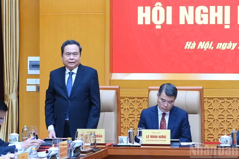 National Assembly Chairman Tran Thanh Man speaks at the meeting.