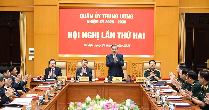 Party General Secretary and State President To Lam, who is Secretary of the Central Military Commission, and other Party and State leades chair the second meeting of the Central Military Commission for the 2025-2030 term. (Photo: DANG KHOA)