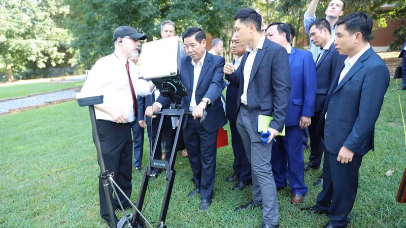 Deputy Minister of National Defence Sen. Lieut. Gen. Nguyen Van Gau (second from left) learns about advanced scientific and technological solutions to the search for and identification of the remains of fallen soldiers at University of Georgia. (Photo: VNA)