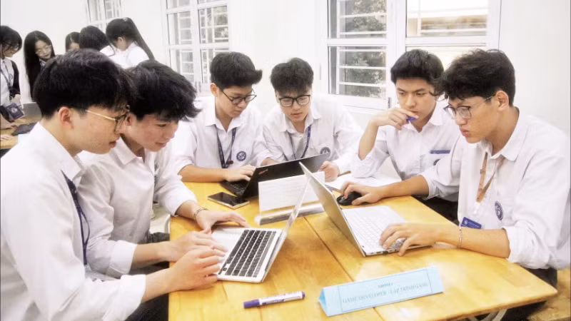 Students at Yen Hoa High School in Ha Noi use AI in learning and research. (Photo: Yen Hoa High School)