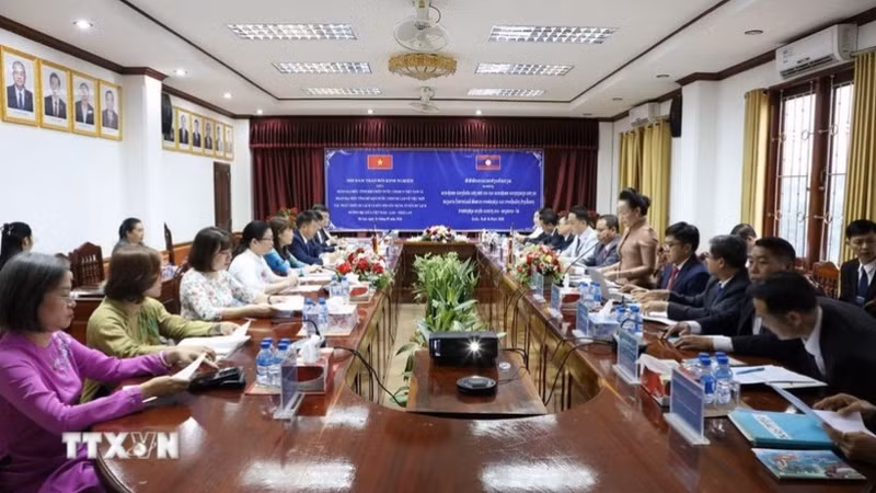 The talks between officials of Viet Nam's Dien Bien province and Bokeo province of Laos on September 16 (Photo: VNA)