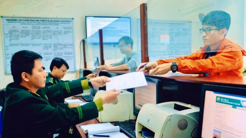 Border Guard officers inspect entry and exit vehicles at Hai Phong Port Border Gate. (Photo: nhandan.vn)