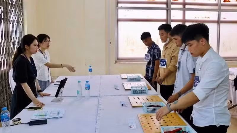 Skills testing for Vietnamese workers before departure for the Republic of Korea to work under fixed-term contracts.