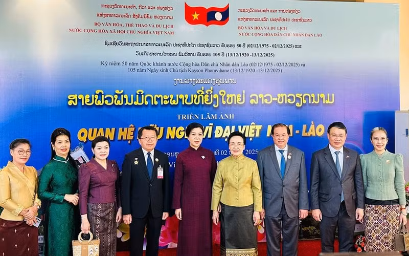 Madame Ngo Phuong Ly (fifth from left), Madame Naly Sisoulith (sixth from left), and officials of the two countries at the opening ceremony of the Viet Nam Film Week and the photo exhibition on December 2 (Photo: The thao & Van hoa newspaper) 