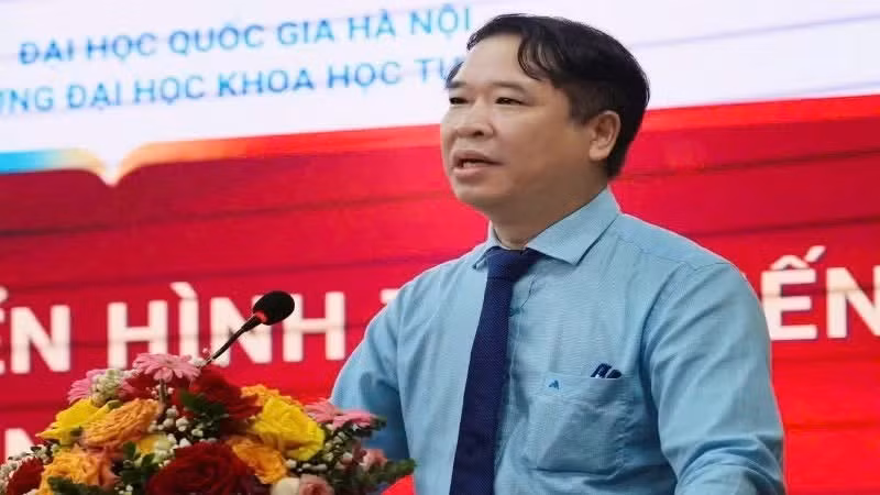 Professor Dr Le Thanh Son, Rector of the University of Science, Viet Nam National University, Ha Noi.