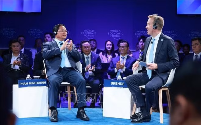 Prime Minister Pham Minh Chinh (left) attends a policy dialogue session with Borge Brende, President and CEO of the World Economic Forum. (Photo: VNA)