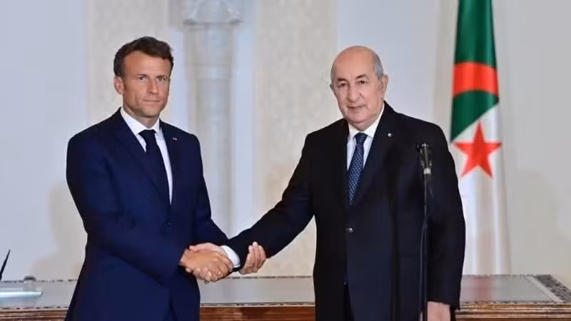 Algerian President Abdelmadjid Tebboune shakes hands with French President Emmanuel Macron at a signing ceremony in the capital Algiers, Algeria, on August 27, 2022. (Photo: Xinhua)