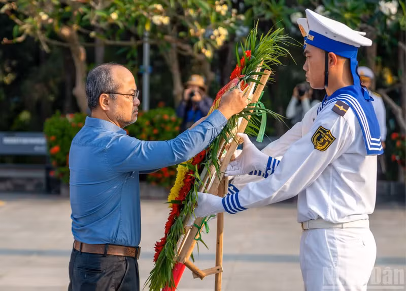 The delegation offers flowers in commemoration of the 38th anniversary of the battle to defend Gac Ma in the Truong Sa (Spratly) Archipelago (March 14, 1988–2026).