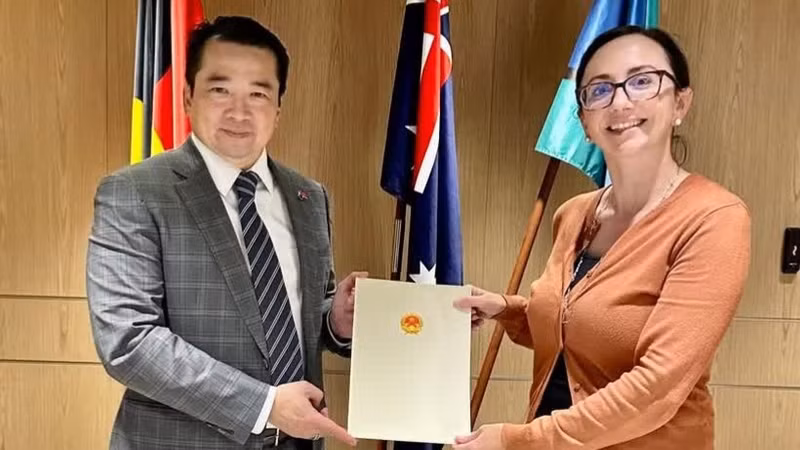 Vietnamese Consul General in Perth Pham Hai Anh (L) meets with Pamela Currie, Director of the Western Australia Office of Australia's Department of Foreign Affairs and Trade (DFAT), in Perth on June 4 (Photo: VNA)
