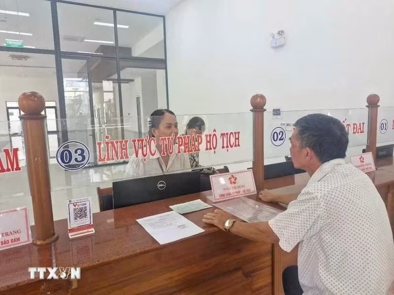 A resident submits administrative applications as the two-level government model runs on a trial basis in Pleiku ward, Gia Lai province. (Photo: VNA)