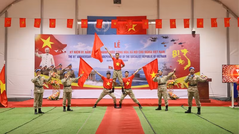 An art performance by officers and staff of Engineering Unit Rotation 4 as part of the National Day celebration programme. (Photo: THE VUNG)