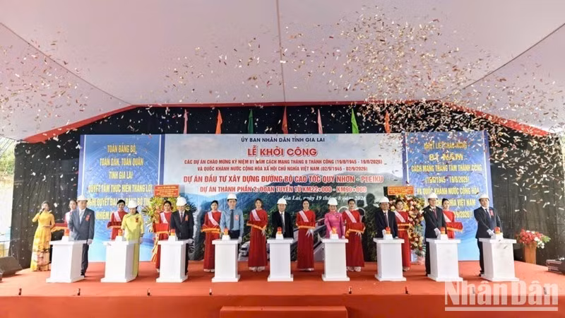 Delegates press the button to launch construction of the project. (Photo: LUONG TUNG)