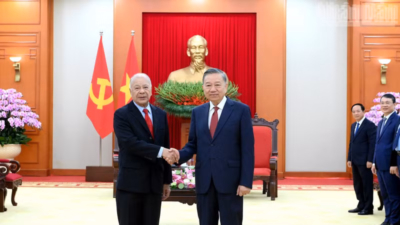 General Secretary of the Communist Party of Viet Nam Central Committee and President To Lam (right) receives Senator, General Secretary of the Mexican Labour Party Alberto Anaya Gutiérrez in Ha Noi on August 19. (Photo: nhandan.vn)