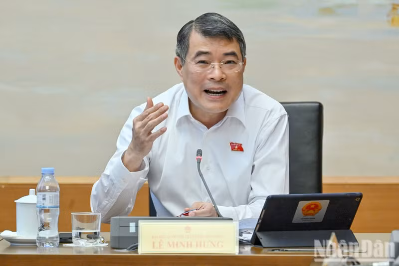 Prime Minister Le Minh Hung speaks at a group discussion on policy orientations for revising the Land Law, Housing Law and Law on Real Estate Business in Ha Noi on August 19. (Photo: nhandan.vn)