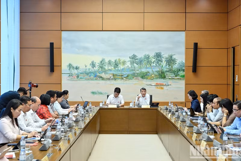 Prime Minister Le Minh Hung and deputies at the group dicussion on August 19. (Photo: nhandan.vn)