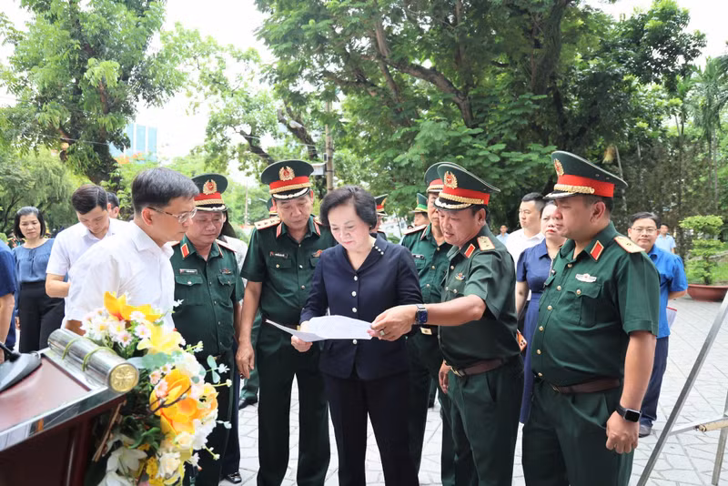 Deputy Prime Minister Pham Thi Thanh Tra listens to reports on the preparations for the launch of a search and recovery operation for the remains of fallen soldiers on July 6 morning at Le Thi Rieng Cultural Park in Ho Chi Minh City. (Photo: qdnd.vn)
