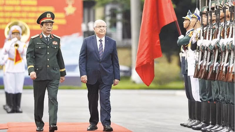 Minister of National Defence Phan Van Giang and Turkish Minister of National Defence Yasar Guler review the honour guard. (Photo: THE DAI)