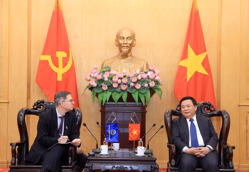 Professor Dr. Nguyen Xuan Thang (right), President of the Ho Chi Minh National Academy of Politics (HCMA) and Chairman of the Central Theory Council, meets with Carlos Felipe Jaramillo, WB Vice President for the East Asia and Pacific Region. (Photo: VNA)