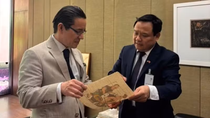 Ambassador Bui Van Nghi (right) talks with Ambassador Marco Antonio Nakata, Director of the Guimarães Rosa Institute (GRI), about Viet Nam’s Dong Ho folk painting art. (Photo courtesy of the Vietnamese Embassy in Brazil)