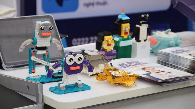 Children gain hands-on experience controlling smart programmable robots at the Neopia booth, stimulating creative thinking and an interest in science and technology. (Photo: BAO NGAN)