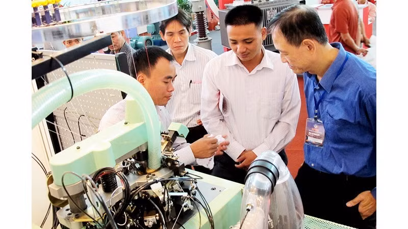 International buyers and investors proactively visit Viet Nam to survey, sign contracts, and seek partners. Photo: BAC SON