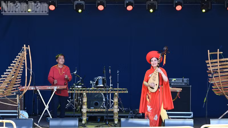 Meritorious Artist and director Tang Thanh Son, Deputy Director of the Viet Nam Cultural Centre in France, and artist Thanh Ngoc perform on the main stage at Avante Festival 2026. (Photo: TRUNG HUNG)