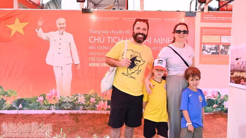 This was an opportunity for many families in Portugal to explain to their children the sentiments and admiration they hold for the great leader of the Vietnamese people.