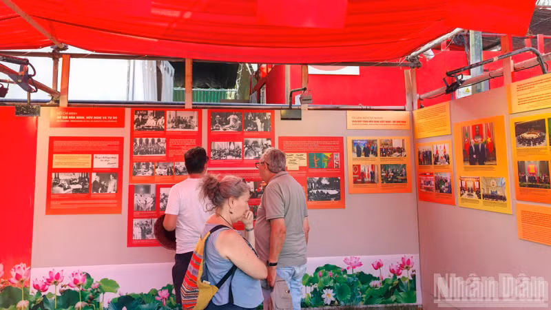 Many Portuguese and international friends lingered, attentively looking at each photo, reading each page of documents, and expressing deep respect for the thought, morality, and great career of President Ho Chi Minh.