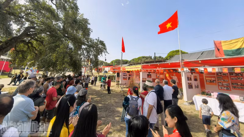 Numerous Portuguese and international friends arrived early to participate in the opening ceremony of the Viet Nam display booth in the International Area at Avante Festival 2026.