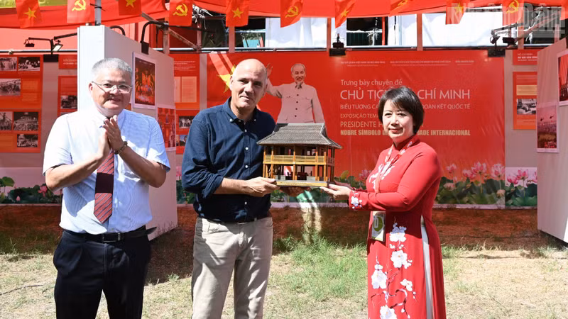 Cu Thi Minh, Deputy Director of the President Ho Chi Minh Relic Site at the Presidential Palace, presents the souvenir “Uncle Ho’s Stilt House Model,” a symbol of the Vietnamese nation, to General Secretary of the Portuguese Communist Party Paulo Raimundo.