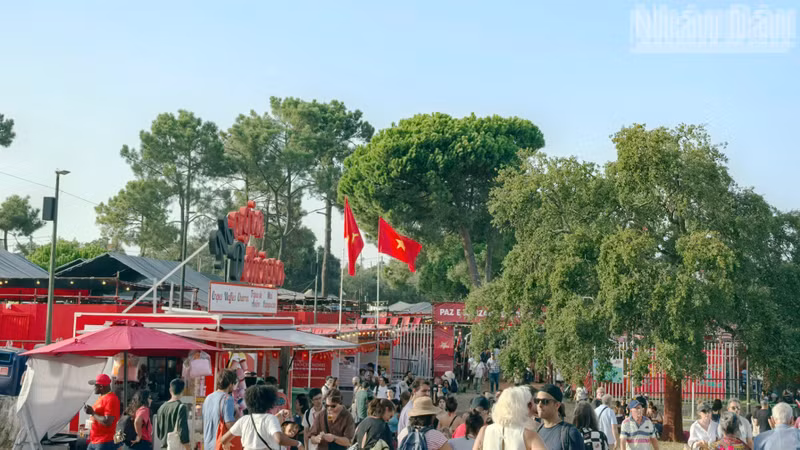 Amid the vibrant and dynamic atmosphere of the festival, the Viet Nam display booth emerged as a warm and proud highlight.